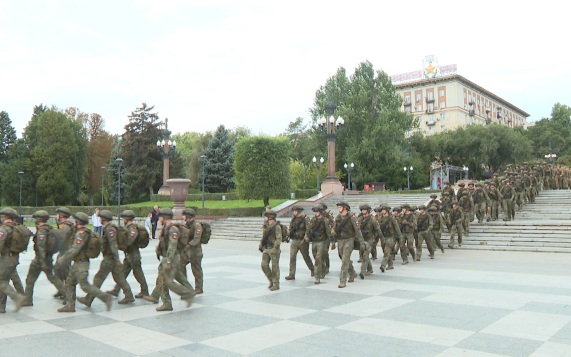 Почти 100 курсантов из Донецка прошли маршем в Волгограде