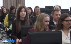 21-го студента иркутских вузов сегодня отметили именными стипендиями благотворительного фонда Юрия Тена