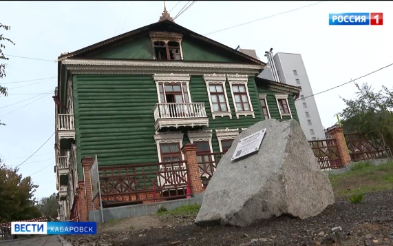 Пожар в историческом здании в центре Хабаровска тушили 15 часов из-за сложной кровли