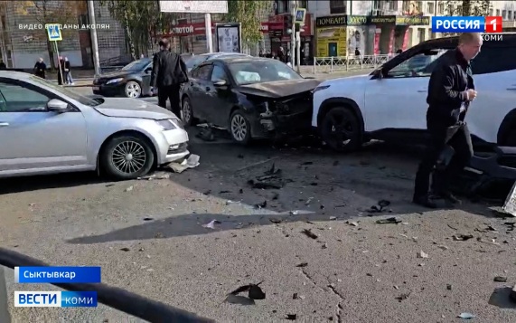 В Сыктывкаре произошло тройное ДТП