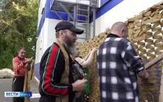 В «Социальном навигаторе» Курска вынужденные переселенцы из приграничья плетут маскировочные сети