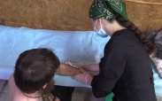 Жизни раненых бойцов спасают военные медики