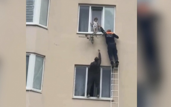 На волоске от падения: росгвардеец успел спасти ребёнка в Пятигорске