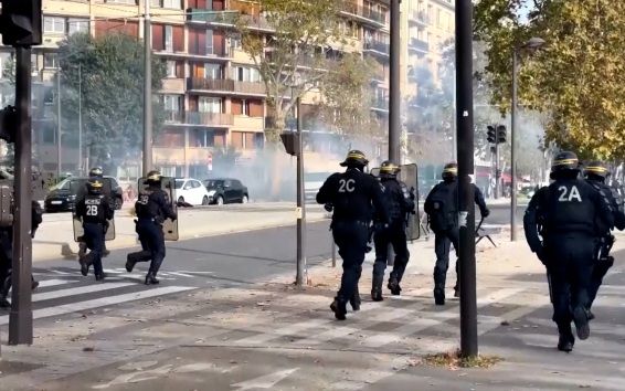 Старшеклассники во Франции продолжают протесты: сожжена школа в Меце, тысячи задержаний