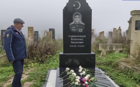В Дагестане чтут память Героя России Нурмагомеда Гаджимагомедова, пожертвовавшего собой ради спасения роты