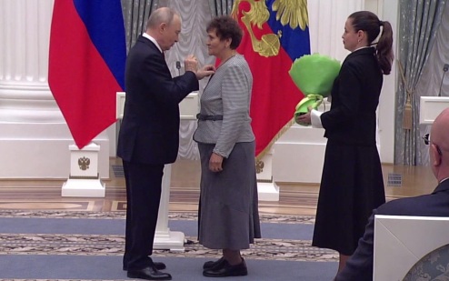 Владимир Путин вручил госнаграды педагогам, воспитавшим участников спецоперации