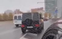 В Нижнем Новгороде свадебный кортеж на "Гелендвагенах" заблокировал патрульный автомобиль