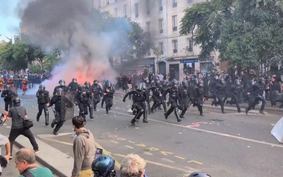 Во Франции по всей стране на акции протеста вышли четверть миллиона демонстрантов