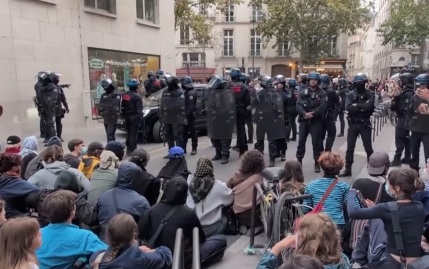 Протесты в Париже: полиция использует силу против студентов возле университета