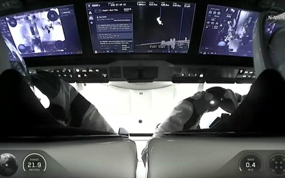 "Crew Dragon" с Андреем Федяевым отстыковался от МКС