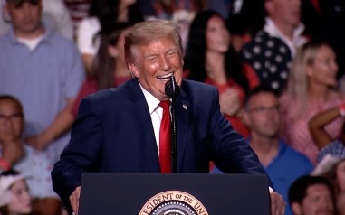 Выступление Трампа в Техасе пыталась сорвать группа протестующих