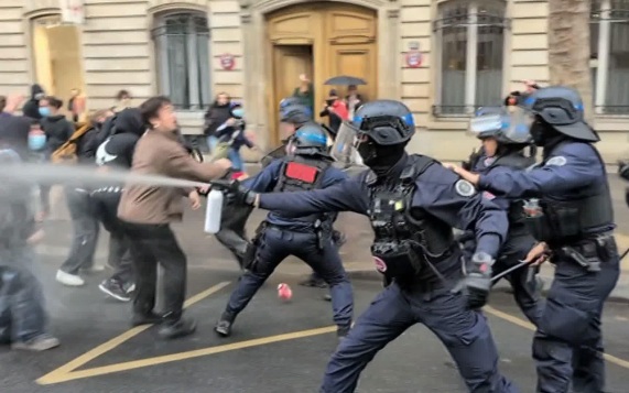 Родители и преподаватели присоединяются к протестующей молодежи во Франции