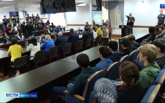 Темы образования, семейных ценностей и политики поднимали с молодежью ещё на одной встрече