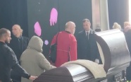 Прощание с Анатолием Кашпировским: тысячи собрались на Троекуровском кладбище