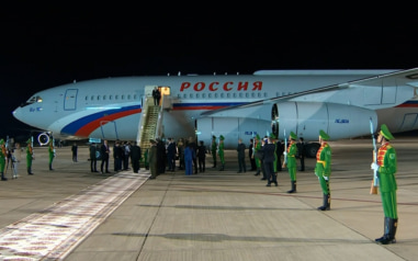 На восточном побережье Каспия даже официальные мероприятия - тёплые