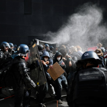 "Эмпатичные" дубинки полиции: протесты во Франции возобновились