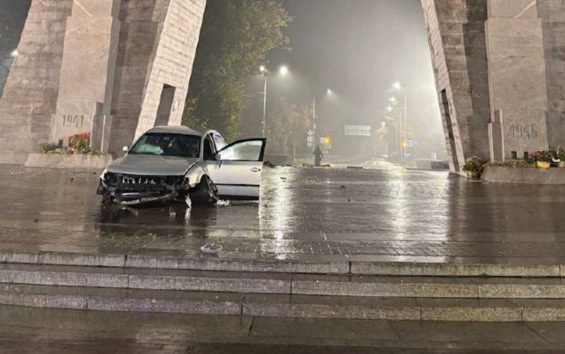 Пьяный водитель устроил экстремальный "полет" через Арку Победы в Петербурге