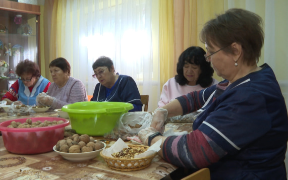 Сладкие и полезные перекусы для бойцов СВО собирают волгоградские волонтеры