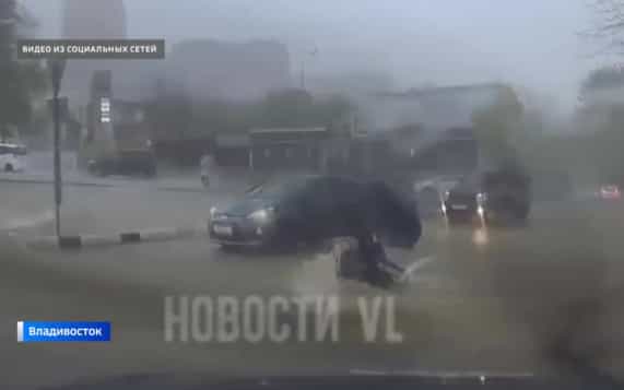 Дождь хлещет с потолка квартир многоэтажки во Владивостоке