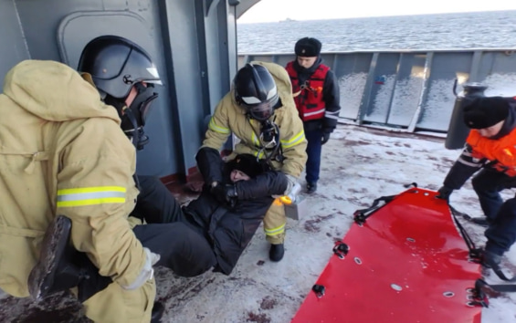 Моряки Северного флота спасли экипаж горящего танкера в Карском море