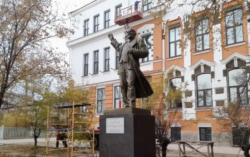 В Благовещенске отреставрировали памятник Ленину на улице Горького