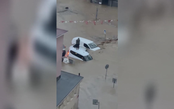 Стамбул уходит под воду: штормовые потоки сносят машины и уносят людей