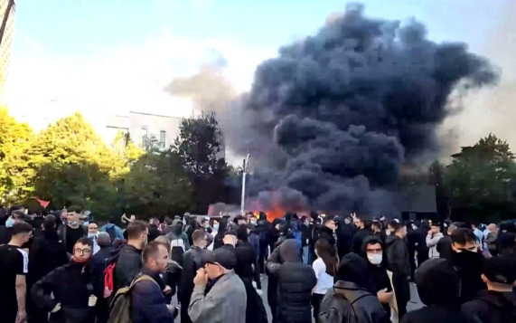 Франция и Албания в огне протестов: тысячи задержанных и погромы на улицах