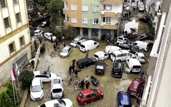 Мощная непогода в Стамбуле унесла жизни четырех человек, еще четверо пропали без вести