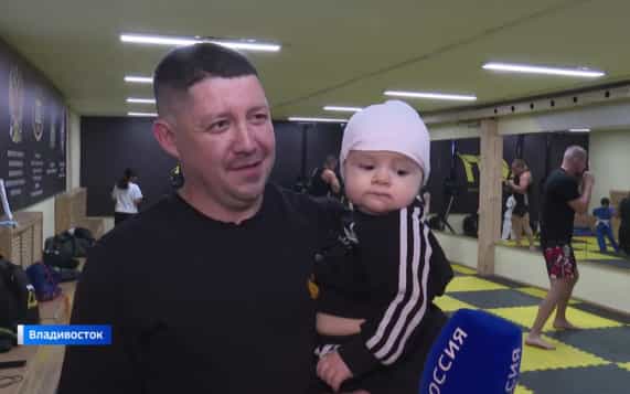 Ко Дню отца во Владивостоке спортсмены провели семейную тренировку