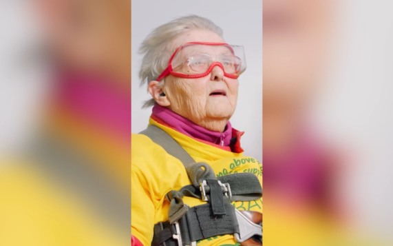 99-летняя Хельга Даффи стала рекордсменкой мира за полет на биплане