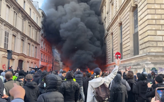 Массовые беспорядки во Франции: протесты вышли из-под контроля