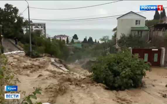 Сильный шторм обрушился на Крым