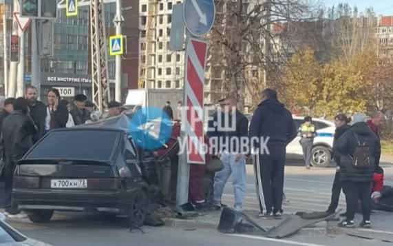 В Ульяновске автомобиль врезался в группу пешеходов