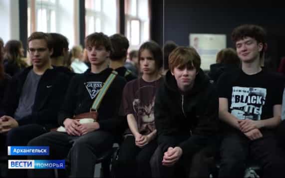 Более 60 участников школьных театров Архангельска, а также их руководители приняли участие в мастер-классе от преподавателя Театрального института имени Щукина Юлии Дробот