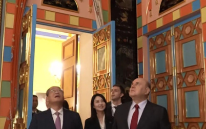 Премьер Китая осматривает музеи Царского села в Санкт-Петербурге