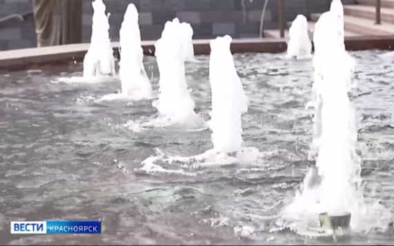 В Красноярске в тестовом режиме запустили фонтан «Реки Сибири»