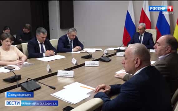 Дзанайты Барис бæрнон кусджытимæ æрдзырдта ацы къабазы ахсджиагдæр хъуыддæгтыл