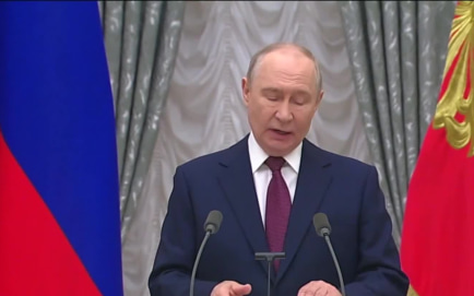 Владимир Путин вручил знамя Федеральной таможенной службы