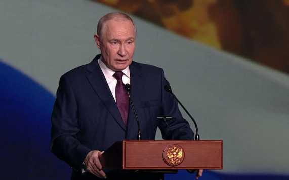 Съезд СТД в Большом: Путин вручил орден и предложил особый статус союзам