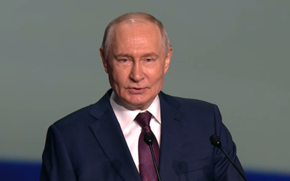 Путин предложил закрепить особый статус творческих союзов