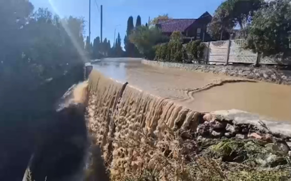 Паводки в Крыму, гололед на Алтае и снег в Якутии