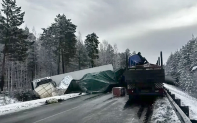 Столкновение грузовиков парализует трассу в Иркутской области