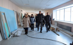 Василий Орлов поручил ускорить капремонт школы № 2 в Серышеве и обновить стадион