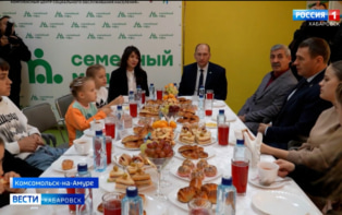 «Будем все помогать вам!»: Дмитрий Демешин встретился в Комсомольске с семьёй, пережившей пожар