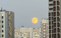Москве видят Луну охотника, в Бурятии и Кузбассе бушуют снегопады, Хабаровск окутал дым из КНР