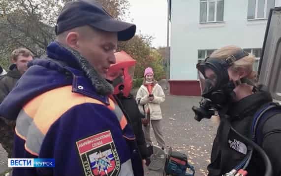 В учебном центре курских спасателей волонтеры отрабатывали важные навыки