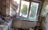 В Донецке ликвидируют последствия прямого попадания украинского снаряда в здание больницы