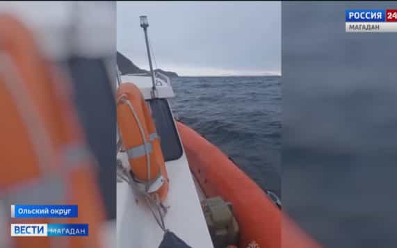 Поиски продолжаются: в Охотском море ищут пропавшего рыбака