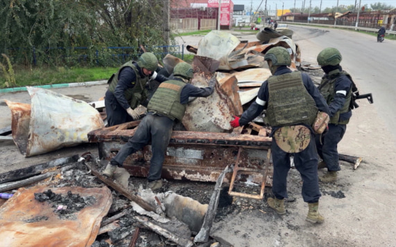 Сапёры разминируют дорогу в Алешки для гуманитарной помощи и эвакуации жителей.