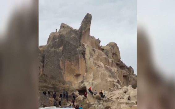 В Каппадокии скала обрушилась на туристов у музея под открытым небом - двое погибли